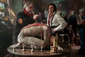 کارگردان گیلرمو دل تورو و اوسکار ایزاک به نقش ویکتور فرانکشتاین در صحنهٔ فیلم فرانکشتاین