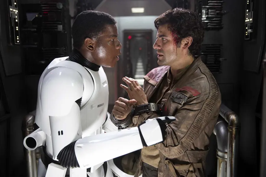 جان بویگا و اوسکار ایزاک در «استار وارز: بیداری نیرو»