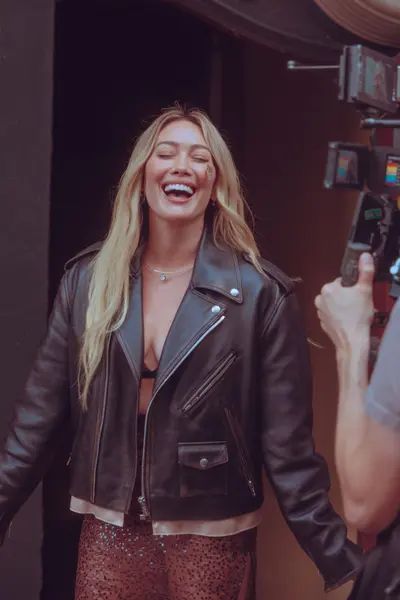 هیلاری داف خود را از نو معرفی می‌کند