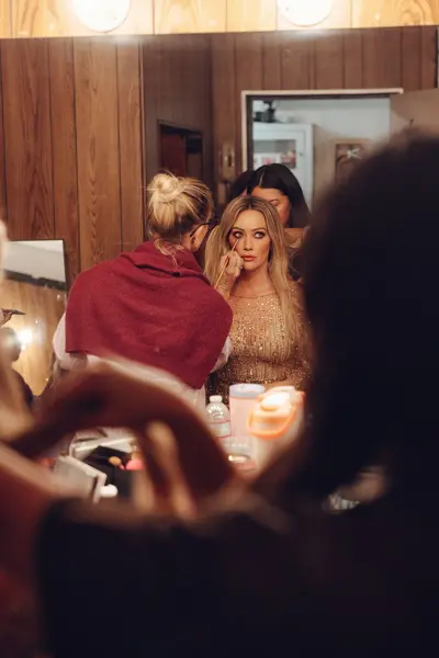 هیلاری داف خود را از نو معرفی می‌کند