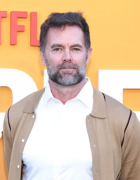 پرترهٔ گرت دیلاهنت در افتتاحیه لس آنجلس فیلم 'شیری' نتفلیکس