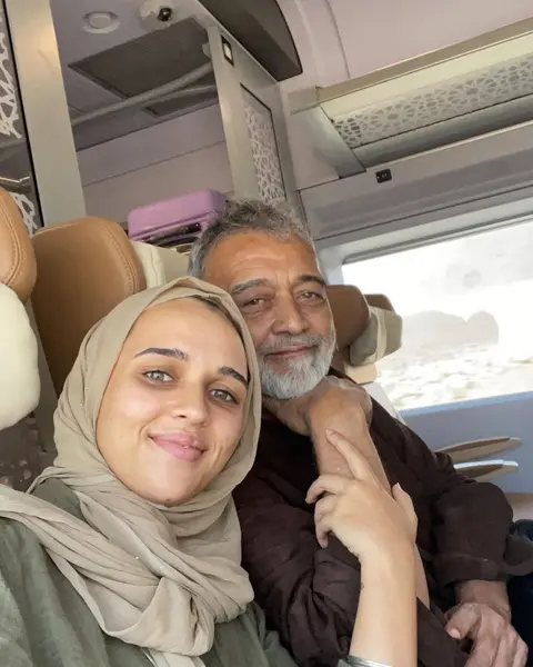 در مورد زندگی و ازدواج‌ها، خواننده گفت، "من سه بار ازدواج کردم، هر بار در کشوری متفاوت، و هر وضعیت منحصر به فرد بود. حتی پدرم نیز در خارج از هند ازدواج کرد، به همین دلیل خانه‌مان همیشه بین‌المللی بود. هیچ‌یک از ازدواج‌هایم موفق نشد، اما همه روابط من هنوز ادامه دارند. ما با هم زندگی نمی‌کنیم، اما همیشه در کنارش هستیم."