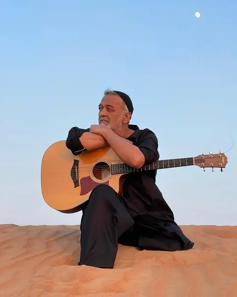 در گفت‌وگویی با Navbharat Times، او گفت که پس از مرگ پدر، هیچ دوستی ندارد و احساس تنهایی می‌کند.