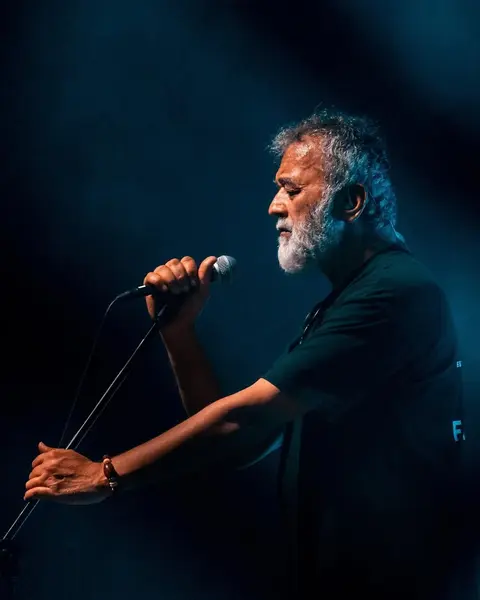 لکی علی با آلبوم نمادین Sunoh وارد عرصه شد و در جایزهٔ Best Pop Male Vocalist در مراسم Screen Awards سال 1996 و جایزهٔ Channel V Viewers’ Choice سال 1997 برنده شد. سپس با Sifar، Aks و Kabhi Aisa Lagta Hai ادامه داد و تأثیر ماندگاری بر پاپ هندی گذاشت. به‌دلیل صدای دلنشینش، او همچنین آهنگ‌های موفق بالیوود مانند Ek Pal Ka Jeena، Na Tum Jaano Na Hum، Aa Bhi Jaa و Anjaani Raahon Mein را اجرا کرد و با آهنگسازانی نظیر A.R. Rahman، Vishal–Shekhar و Mikey McCleary همکاری کرد.