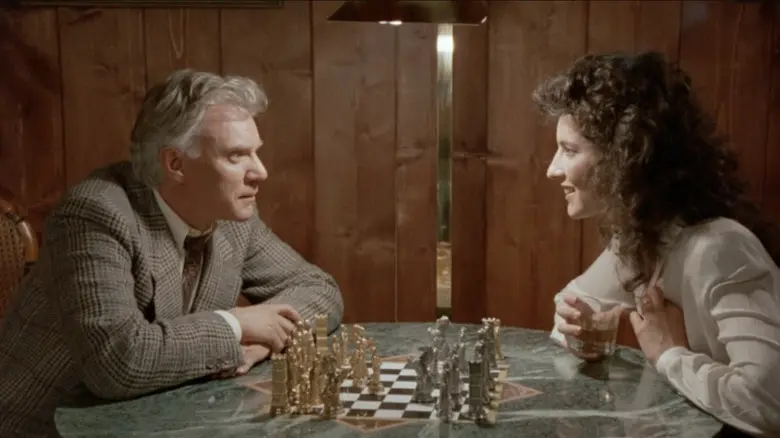 در فیلم «The Caller»، «The Caller» و «The Girl» به بازی شطرنج می‌پردازند