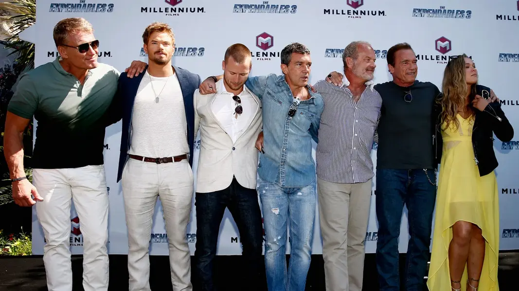 گلن پاول با جلد فیلم «اکسپندبلز ۳»