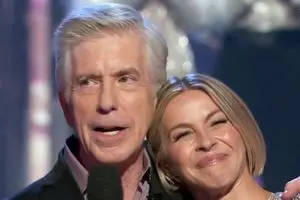 تام برگِرون و جولیان هوه در Dancing With The Stars