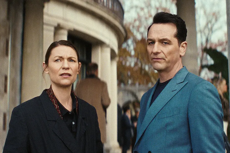 کلیر دینز' اجی و متیو ریس' نیل، در کنار هم ایستاده‌اند