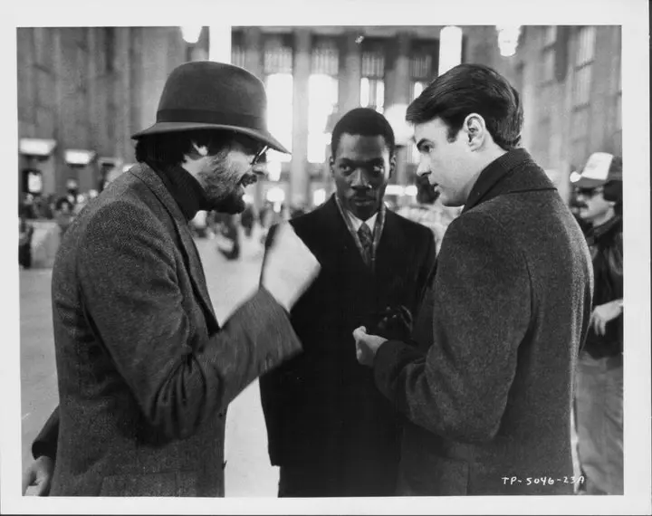 کارگردان جان لاندي‌س، سمت چپ، با "Trading Places" ستارگان ادی مرفی و دن ایكراید در سال ۱۹۸۳.