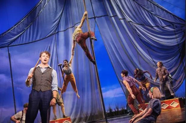 زاچاری کلر و بازیگران «آب برای فیلها». تور ملی موزیکال برادوی در مرکز هنرهای نمایشی بروارد در فورت لودردیل، ۱۱ تا ۲۳ نوامبر اجرا میشود. (Matt Murphy برای MurphyMade/مجوز)