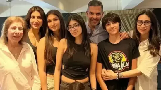 سونجای کاپور همراه با رانی کاپور، پریا سچدِو، سافیرا، سامایا، کیان و کارسما کاپور. 