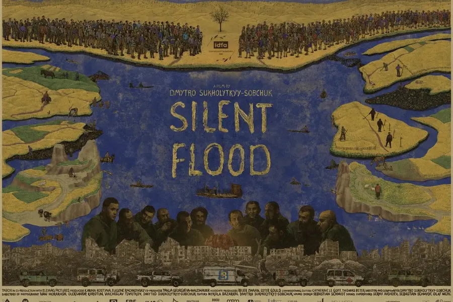 پوستر مستند «Silent Flood» یک منظرهٔ دو به‌یک را نشان می‌دهد؛ زندگی آرام روستایی در بالا و شهری ویران‌شده توسط جنگ در پایین، که تم‌های تضاد و همزیستی فیلم را برجسته می‌کند.