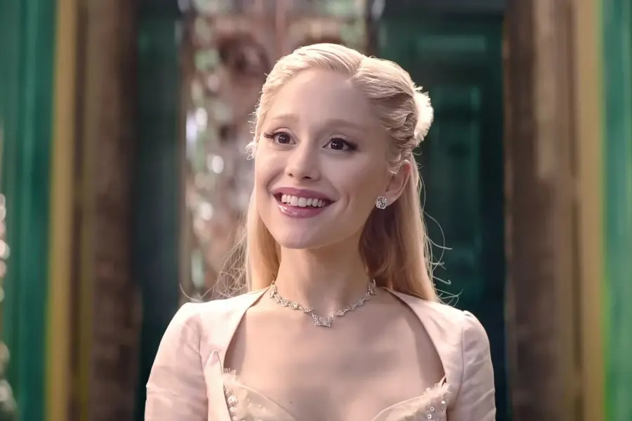 WICKED: FOR GOOD (معروف به WICKED: ACT II یا WICKED: PART TWO)، آرینا گراند به عنوان گلیندا، 2025. © یونیورسال پیکچرز / با تشکر از مجموعه اِوِرت