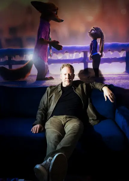 جارد بوش در اتاقی تاریک به‌صورت متمایل نشسته است. پشت سر او یک تصویر ثابت از یک فیلم انیمیشن قرار دارد.