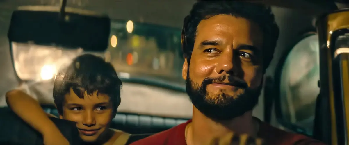 عامل مخفی، (به‌نام O AGENTE SECRETO)، واغنر مورا (سمت راست)، ۲۰۲۵. © نئون / تقدیم از مجموعهٔ Everett