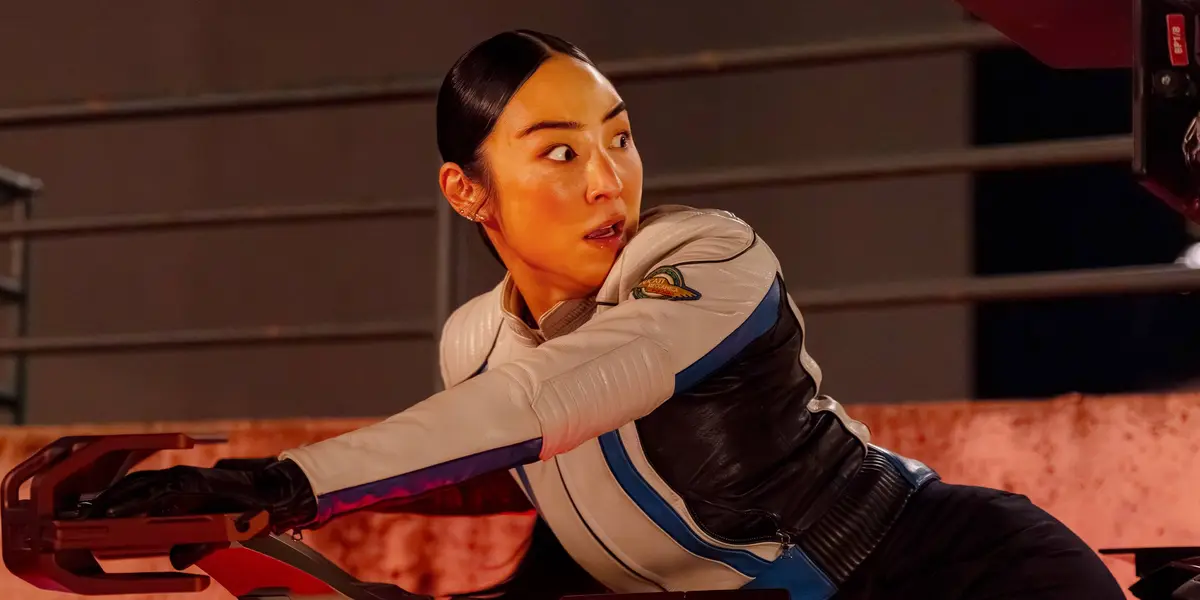 تصویر سفارشی برای مصاحبهٔ گرتا لی به عنوان ایو کیم روی یک لایت‌سیکل در ترون: آرس.