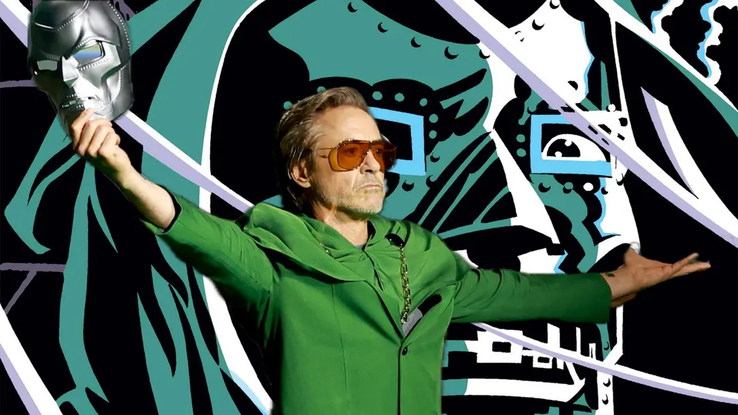 رابرت داونی جونیور در کامیک-کان سن دیگو ۲۰۲۴، در حالی که ماسک دکتر دووم را در دست دارد و در پس‌زمینه، تصویر چهره دووم بر روی جلد کمیک West Coast Avengers شماره ۳۵ دیده می‌شود