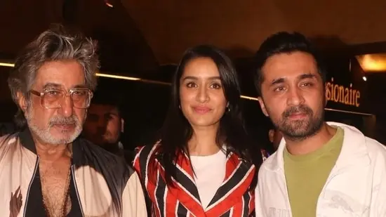 سیدنت کاپور (چپ) همراه با شاکتی کاپور و شرادا کاپور.