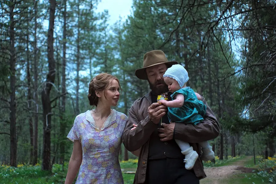 رابرت (با بازی جویل اِدگرتون) و گِلَدیس (با بازی فِلِسیتی جونز) همراه یک نوزاد