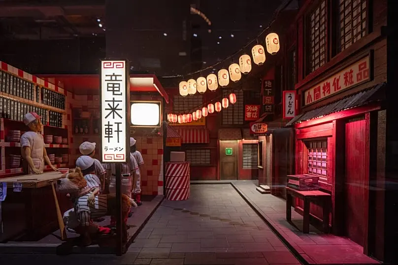 این نمایشگاه بیش از ۷۰۰ شیء را گرد هم می‌آورد که مهارت دقیق کارگردان در ساخت فیلم را به نمایش می‌گذارد.