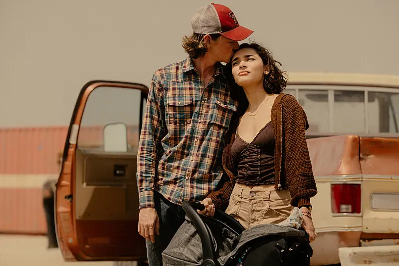 Jacob Lofland به عنوان Cooper Norris و Paulina Chavez به عنوان Ariana در قسمت ۱ فصل ۲ لندمن، در Paramount+ پخش می‌شود. اعتبار تصویر: Emerson Miller/Paramount+