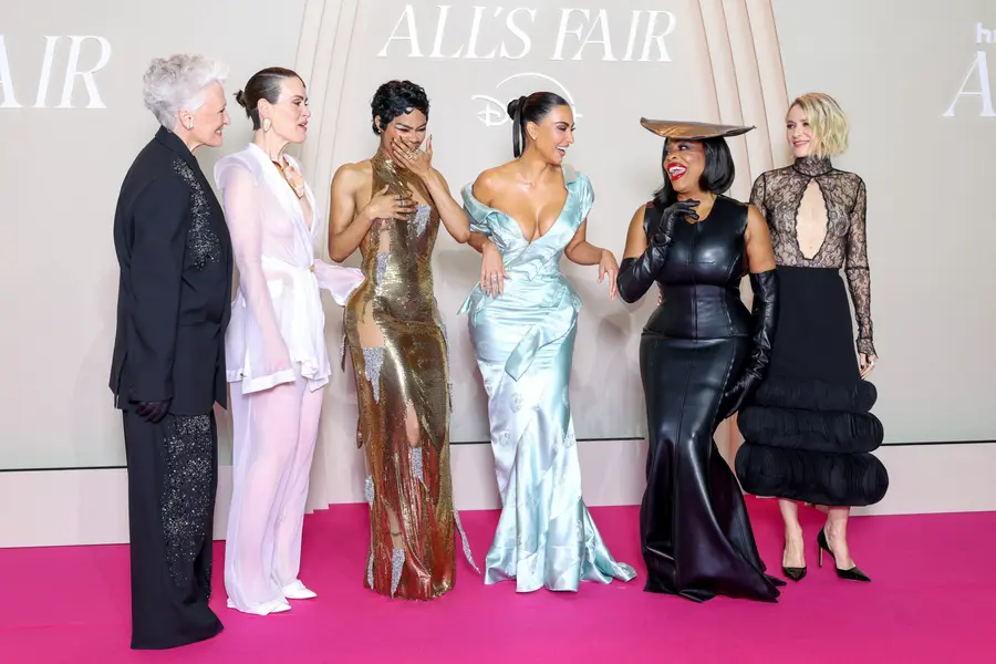 گلن کلوز، سارا پلسون، تیانا تیلور، کیم کارداشیان، نیسی نش-بتس و نائومی واتس در مراسم افتتاحیه‌ی سریال «All's Fair» دیزنی پلاس در مزون دو لا شیمی پاریس حضور دارند.