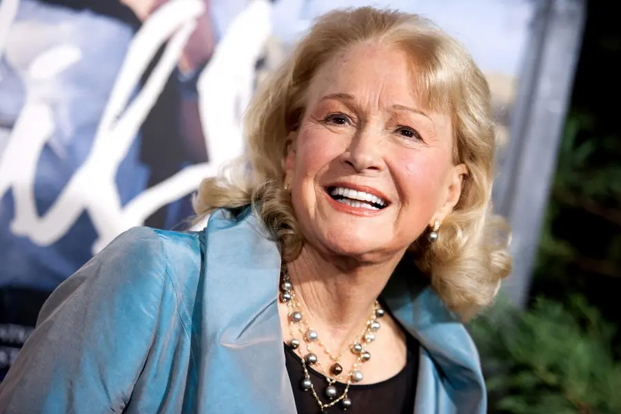 دایان لد با لبخند در ژاکت آبی