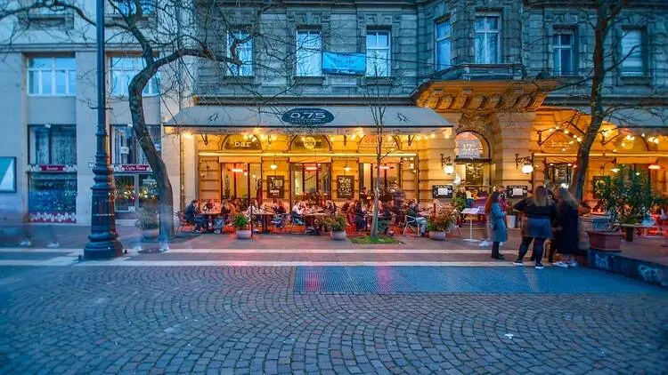 مردمی در حال غذا خوردن در خیابان‌های بوداپست