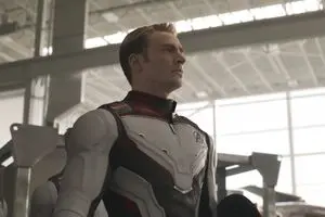 استودیوهای مارول: انتقام‌جویان: پایان بازی..از چپ به راست: نبولا (کارن گیلان) و کاپیتان آمریکا/استیو راجرز (کریس ایوانز)..عکس: فریم فیلم..©استودیوهای مارول ۲۰۱۹