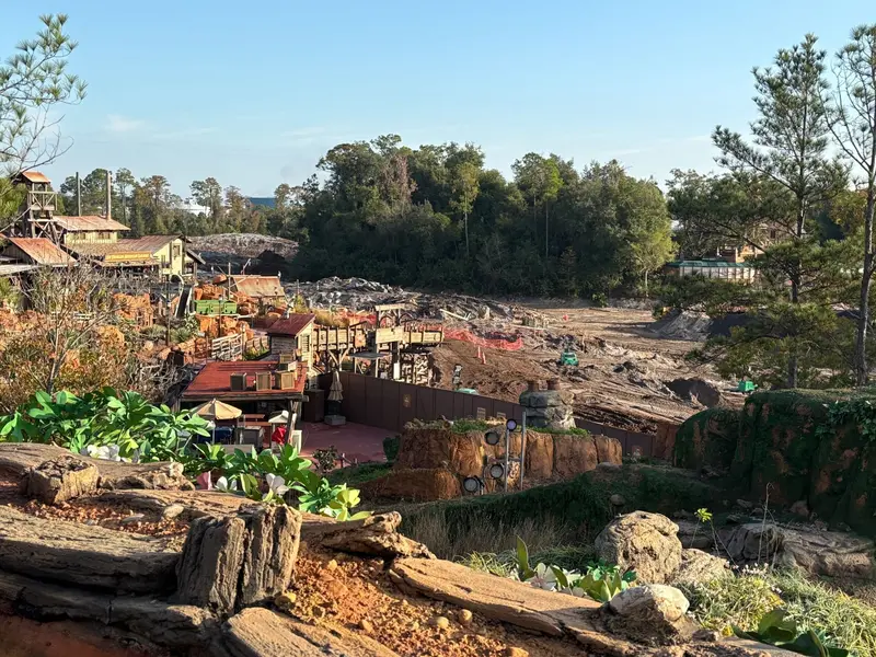 آمادگی‌های پیش‌ساخت برای پستون پیک و سرزمین شروران در مَجیک کینگدوم ادامه دارد