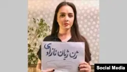 ستایش از بازیگر ایرانی طارنه الیدوستی به‌دلیل سرسختی پس از مستند جدید